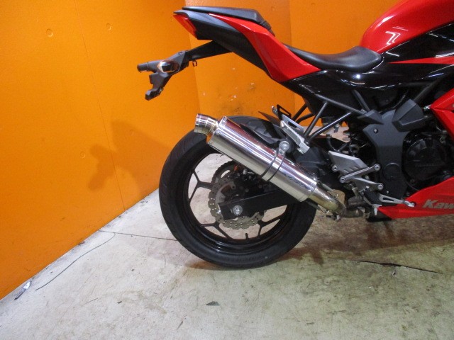 マフラーもブランド品のステンレスのビームス装備済み！さらに車両重量がダウン！通販も大歓迎の一台！！